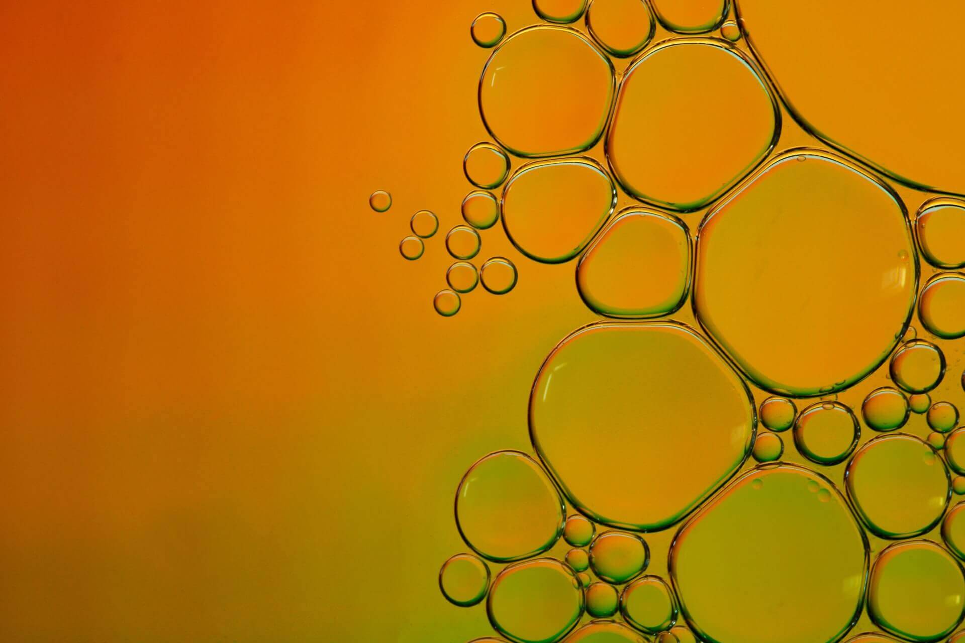 orangene Flüssigkeit Blasen unter Mikroskop
